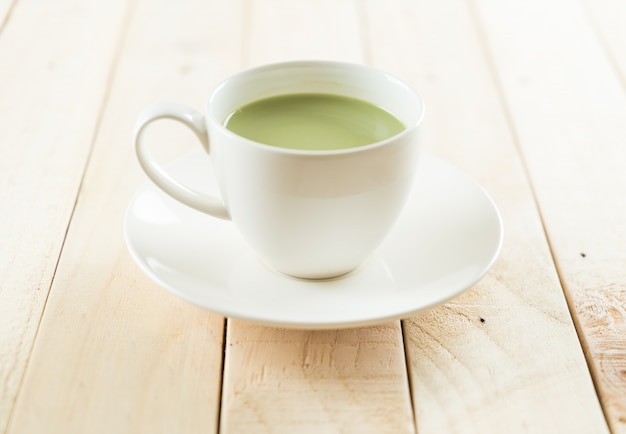 Free photo hot matcha latte