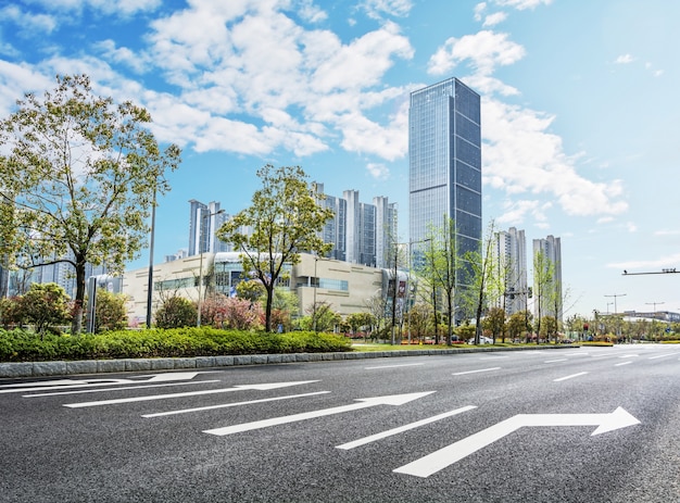 Free photo huge buildings and tress seen from road