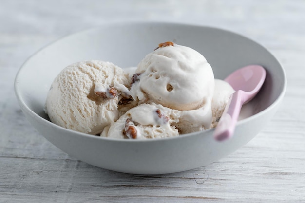 Free photo ice cream scoops served in bowl