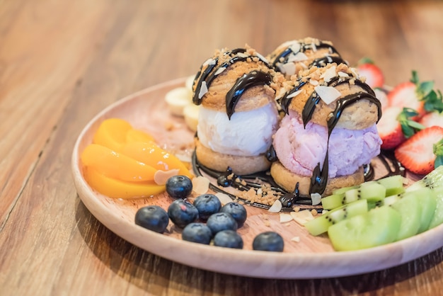 Free photo ice-cream with mixed fruit