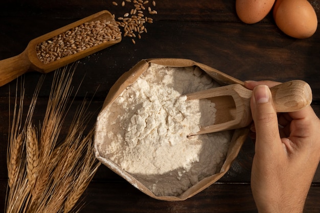 Foto gratuita sacchetto degli ingredienti pieno di farina