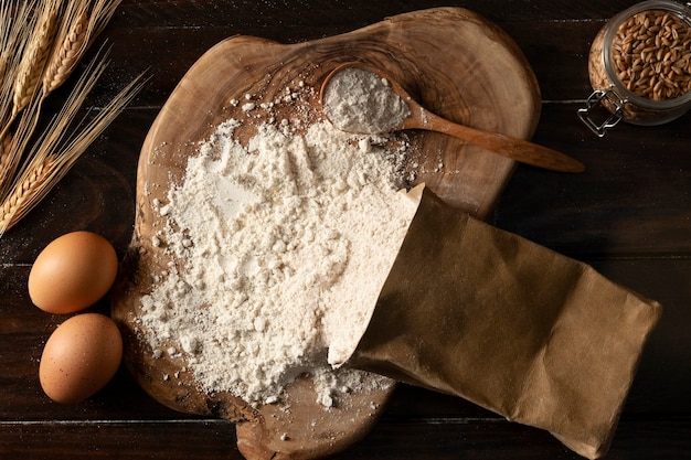 Foto gratuita sacchetto degli ingredienti pieno di farina