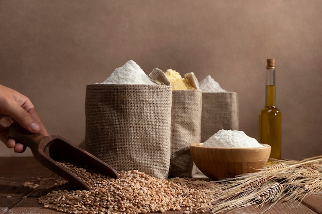 Foto gratuita sacchetti di ingredienti pieni di farina