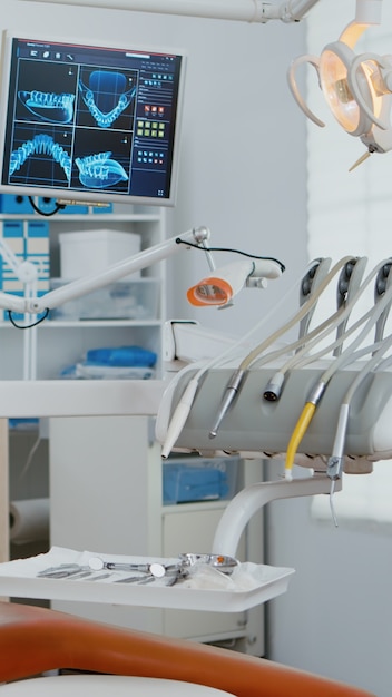 Foto gratuita interno del moderno studio dentistico in ospedale con odontoiatria mobili ortodontici zoom in colpo di pr...