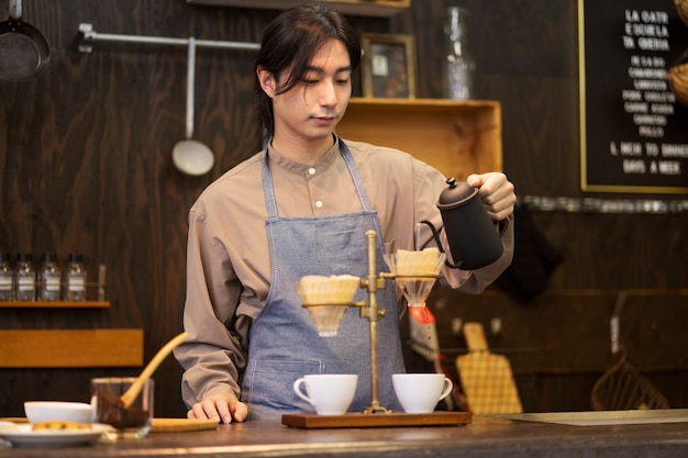 Free photo japanese man making coffee in a restaurant