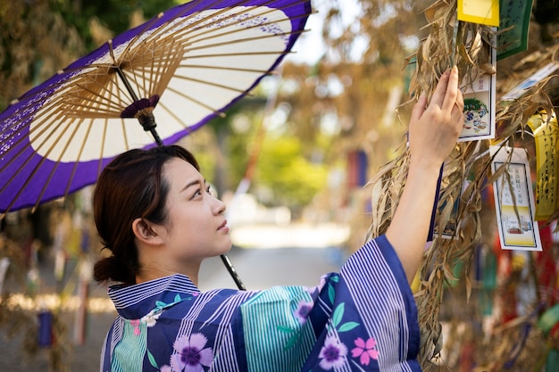 無料Photo 若い女性による日本の和賀傘の助け