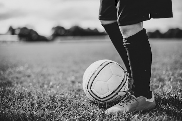 Foto gratuita giocatore di calcio junior in campo