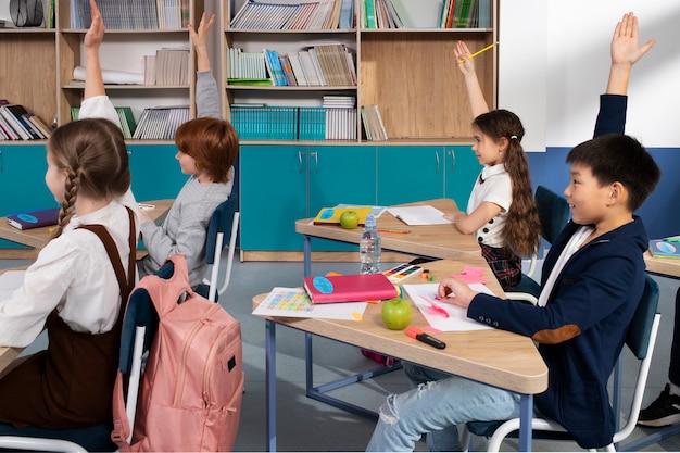 Foto gratuita bambini in classe che prendono lezioni di inglese