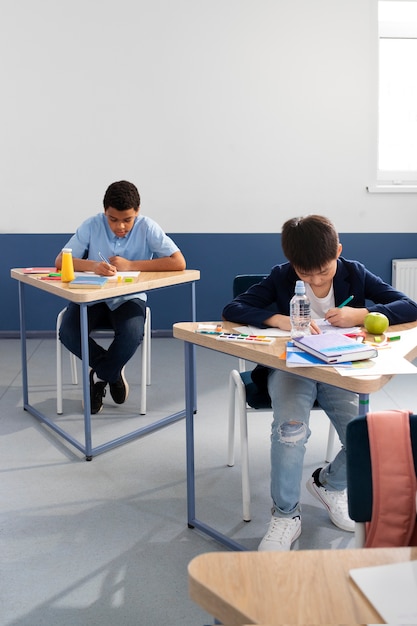 Foto gratuita bambini in classe che prendono lezioni di inglese