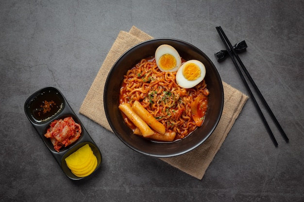 Foto gratuita noodle istantanei coreani e tteokbokki in salsa piccante coreana, cibo antico