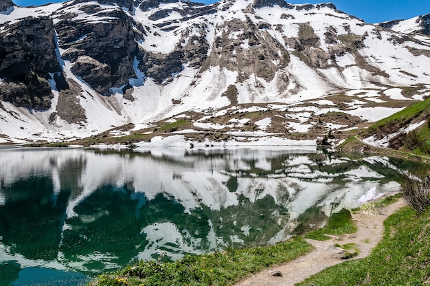 Foto gratuita lago lac lioson in svizzera circondato da montagne e neve