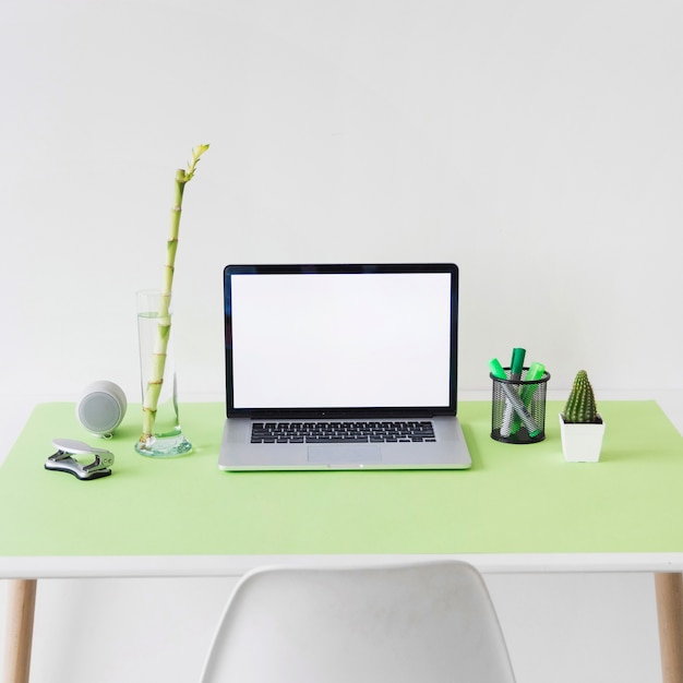 Free photo laptop with blank white screen on office desk