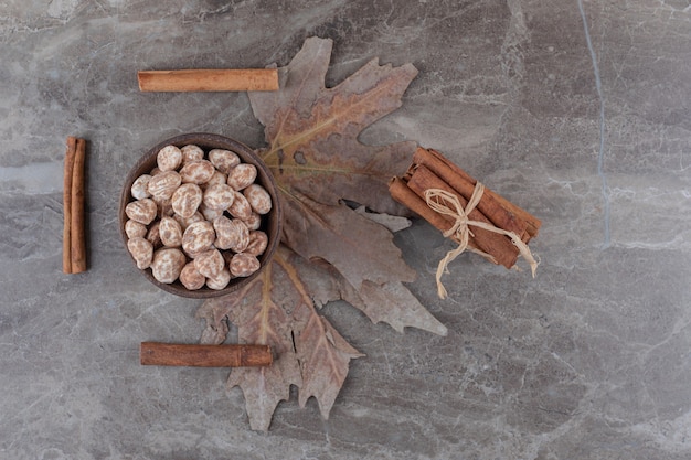 Foto gratuita foglie, dolciumi e cinnamons, sulla superficie del marmo