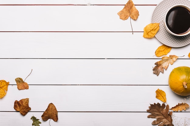 Free Photo leaves and pumpkin near fresh beverage