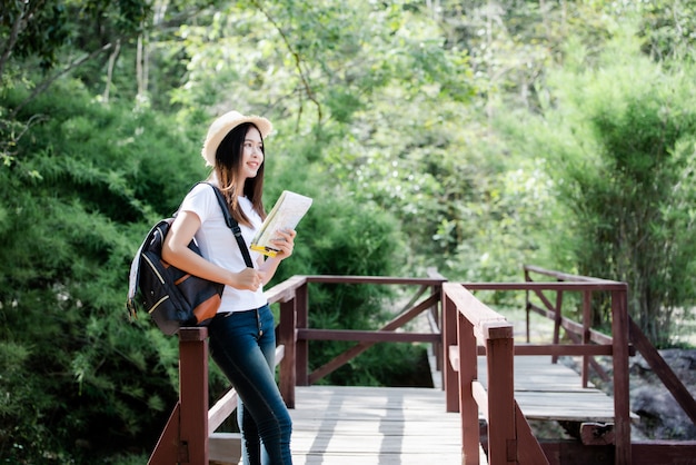 Foto gratuita torista felice della bella donna di stile di vita da viaggiare nell'escursione selvaggia di escursione durante la vacanza.