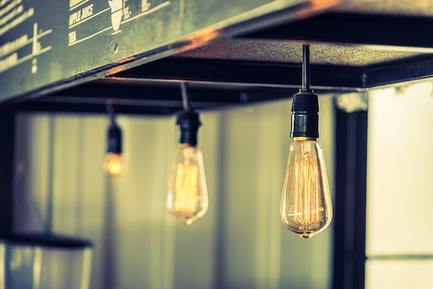 Free photo light bulbs hanging from a cable in a row