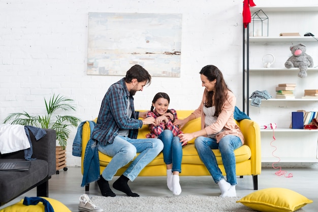 Free photo long shot of happy family in living room