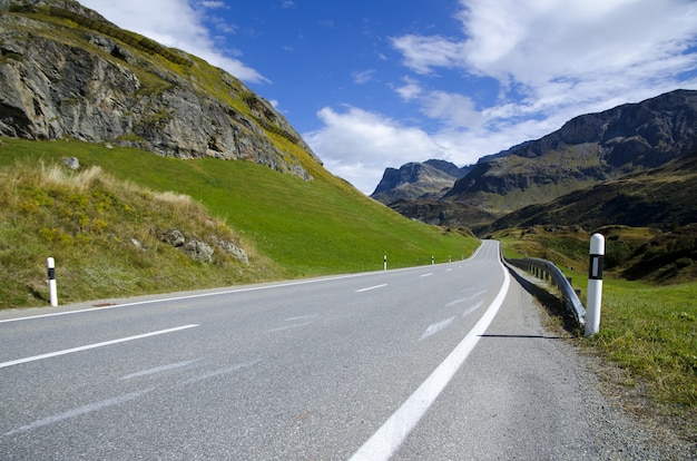 Free photo long shot of a scenic highway surrounded by mountains