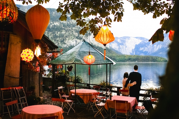 Foto gratuita una coppia di innamorati prende una bella serata con le torce vicino al lago