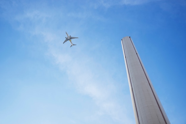 Foto gratuita camino e aeroplano alti ad angolo basso