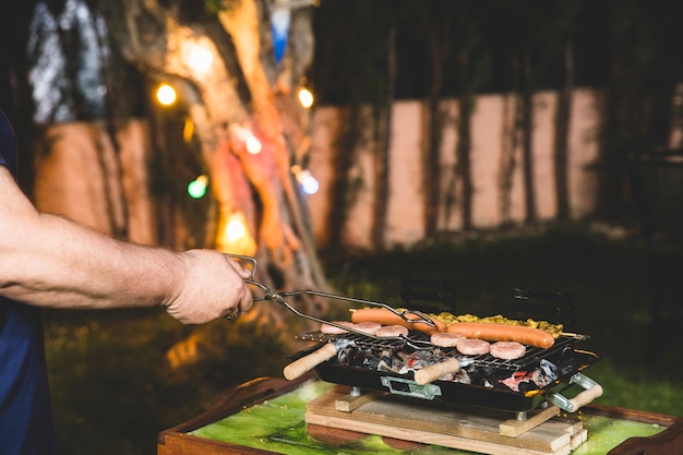 Foto gratuita uomo cucinare al barbecue