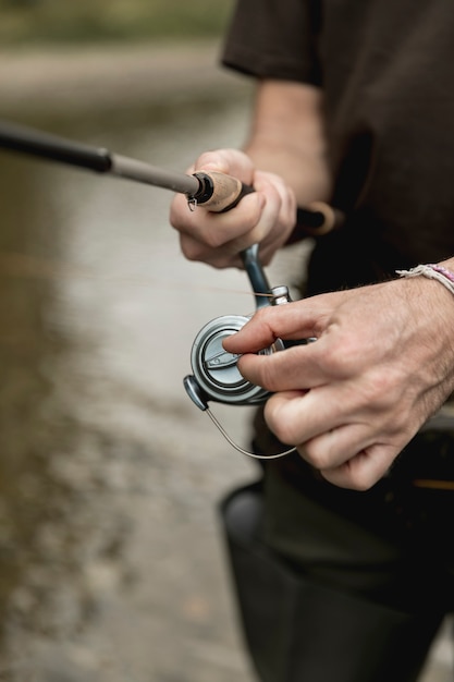 Foto gratuita uomo pesca al fiume