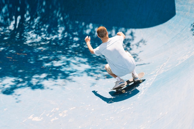 Free photo man landing on skateboard