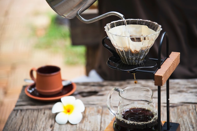 Free photo man making drip fresh coffee in vintage coffee shop