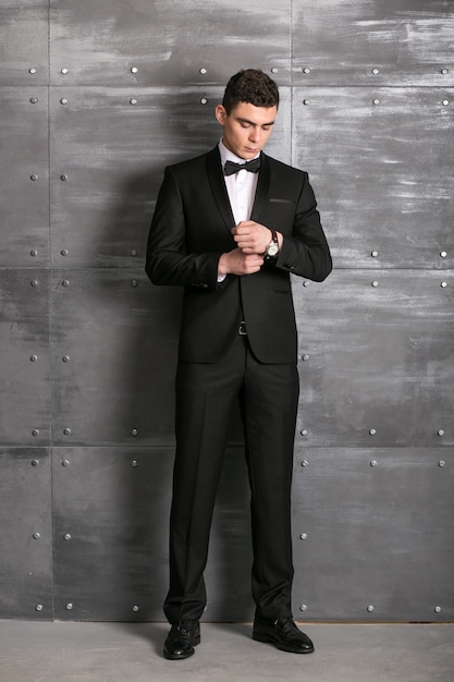 Free photo man in tuxedo in studio