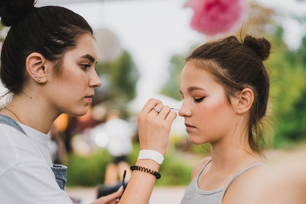 Free Photo master class make-up. girl makes make-up to her friend