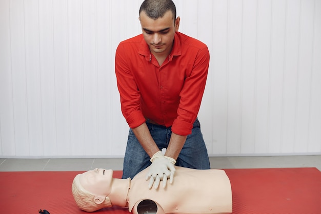 Foto gratuita studenti di medicina stanno praticando