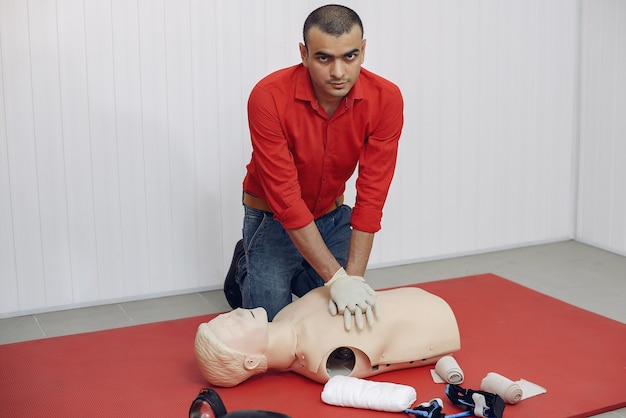 Foto gratuita studenti di medicina stanno praticando