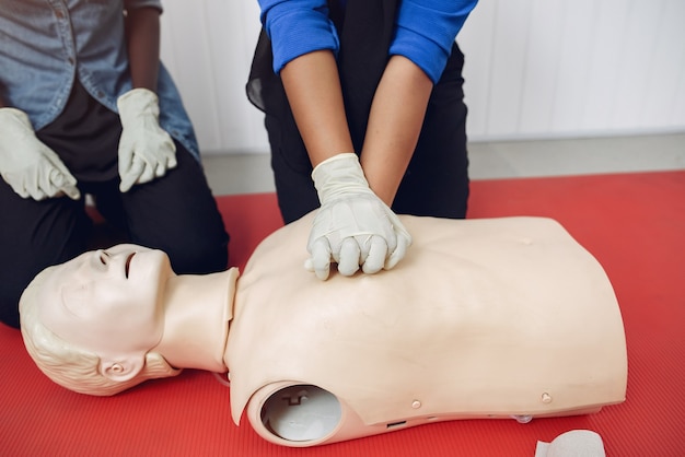 Foto gratuita gli studenti di medicina praticano