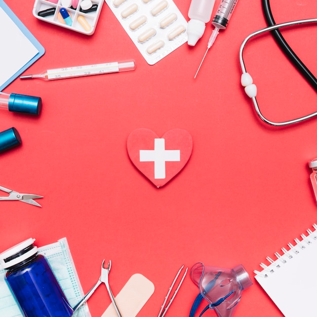 Foto gratuita forniture mediche intorno al cuore con croce