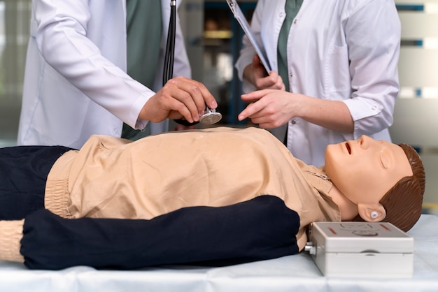 Foto gratuita studente di medicina che fa pratica in un ospedale