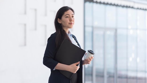 Free photo medium shot business woman with coffee