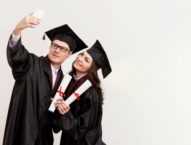 Free photo medium shot colleagues taking selfie