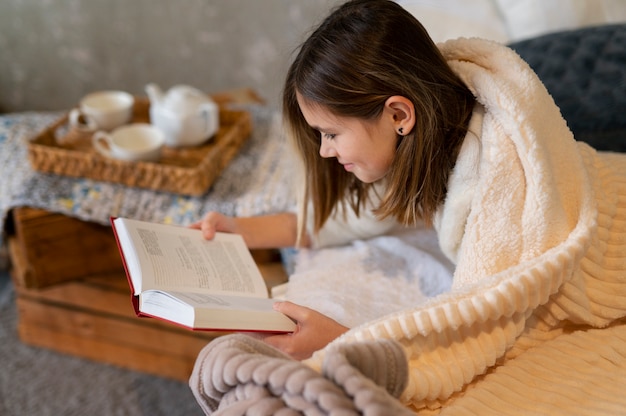 Free photo medium shot girl reading book