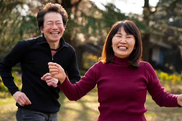 무료 Photo 자연 속에서 중간 샷 행복한 사람들