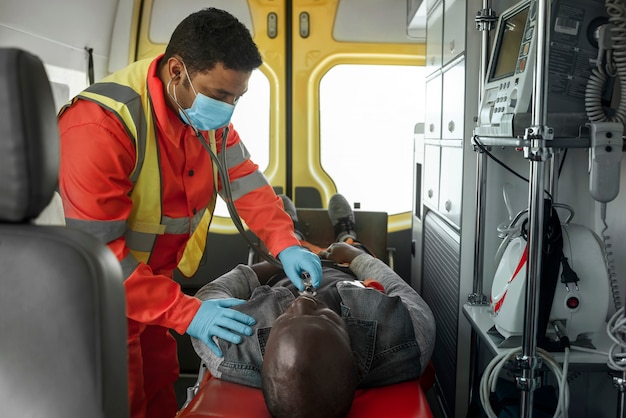 Foto gratuita vittima di controllo paramedico di tiro medio