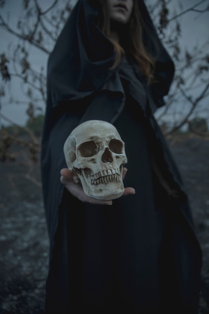 Free photo medium shot of sideways man holding a skull