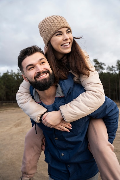 Free photo medium shot smiley couple in nature