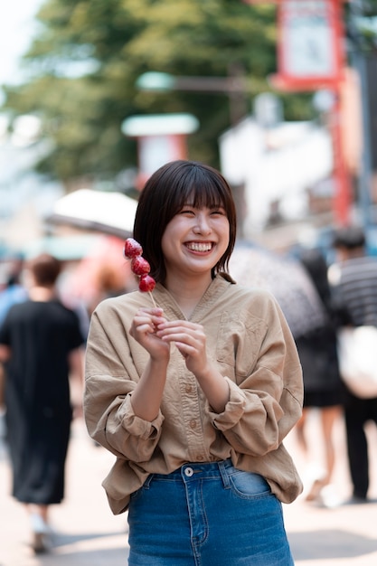 무료 사진 맛있는 음식을 들고 중간 샷 웃는 여자