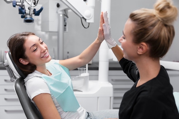 Foto gratuita colpo medio donne smiley battono il cinque