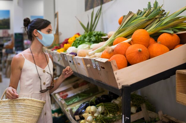 Medium shot woman groceries shopping