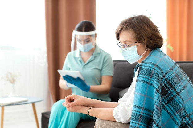 Free photo medium shot woman holding tablet