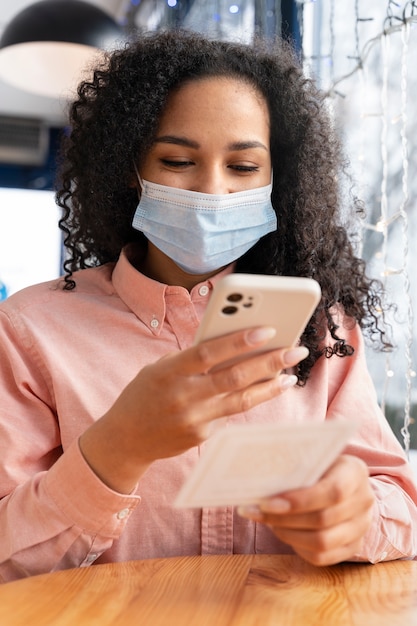 Free photo medium shot woman wearing face mask