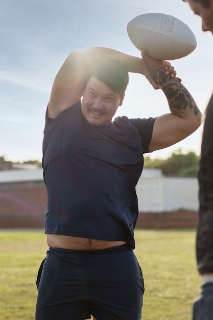 Foto gratuita uomini che giocano a rugby sul campo