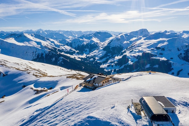 Foto gratuita vista affascinante di bellissime montagne innevate