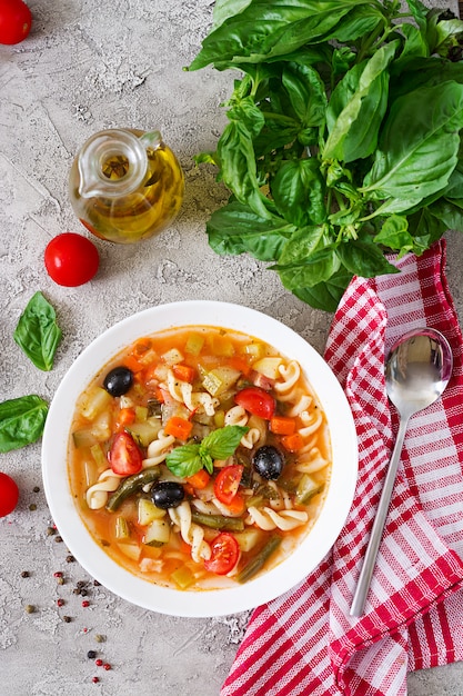 Foto gratuita minestrone, zuppa di verdure italiana con pasta. cibo vegano. vista dall'alto. disteso.